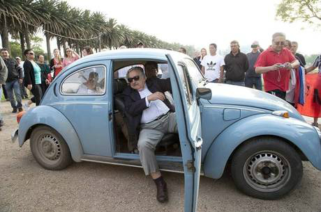 José Mujica deixa a presidência do Uruguai e volta para casa em seu velho Fusca O ex-guerrilheiro de 79 anos, que vive em uma modesta chácara nas cercanias de Montevidéu
AP