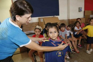 Prefeitura começa a entregar 500 mil kits escolares paras alunos da Reme Ao todo, 500 mil kits irão beneficiar 100 mil alunos. (Foto: PMCG)