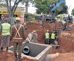 Tubulação para passagem de água de chuvas está sendo implantada na Rua José Paes de Farias, na Vila Jacy - Paulo Ribas 