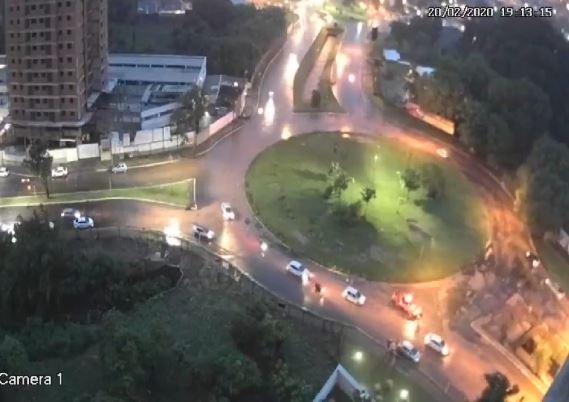 Bombeiros fazem busca por motociclista levado pela enxurrada na Ernesto Geisel
