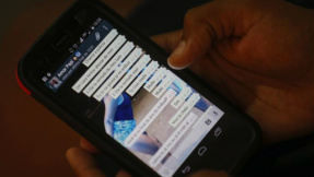 Adolescente diz ter sofrido abuso em ônibus no Rio e pede socorro ao pai pelo WhatsApp; suspeito é detido O celular com as mensagens trocadas entre pai e filha Foto: Alexandre Cassiano / O Globo