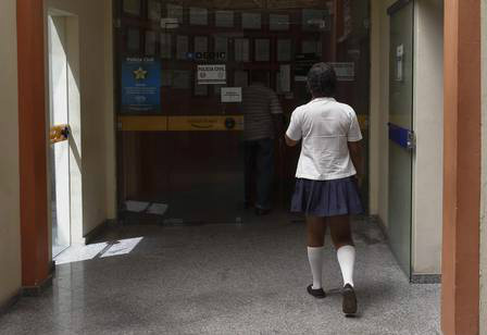 Adolescente diz ter sofrido abuso em ônibus no Rio e pede socorro ao pai pelo WhatsApp; suspeito é detido A jovem na delegacia Foto: Alexandre Cassiano / Agência O Globo