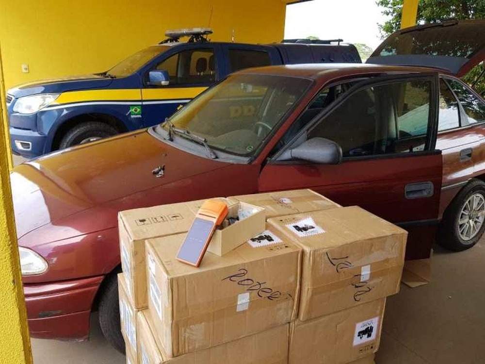 Homem é preso com 120 maquinas de cartão de crédito e 600 relógios de origem estrangeira PRF/Divulgação
