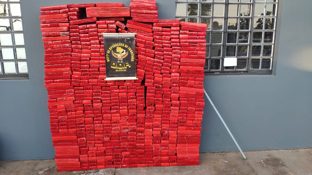 Traficante e batedor são presos com quase meia tonelada de maconha na MS-289 Traficante e batedor são presos com quase meia tonelada de maconha na MS-289
