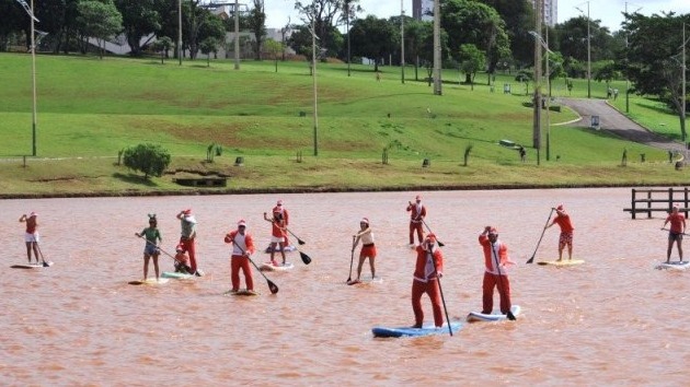 Competição de stand up paddle entre papais noéis na lagoa do Parque das Nações Indígenas no Natal de 2014 