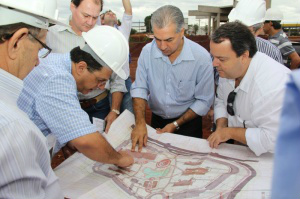 Campus da Uems terá lago artificial e bloco exclusivo com laboratórios Governador Reinaldo Azambuja durante visita ao campus neste manhã. (Foto: Marcos Ermínio)