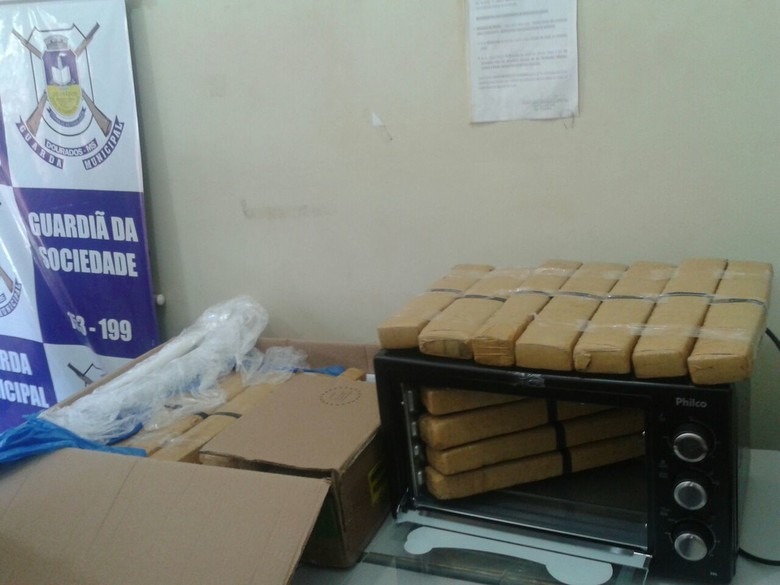 Jovem de 17 anos é flagrada com maconha em forno elétrico Osvaldo Duarte