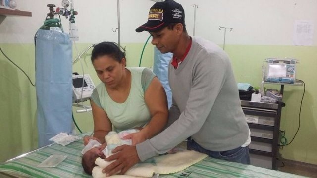Bombeiro salva bebê recém-nascido de morrer engasgado O bombeiro Marcio visitou o bebê posteriormente no hospital - Ivinotícias