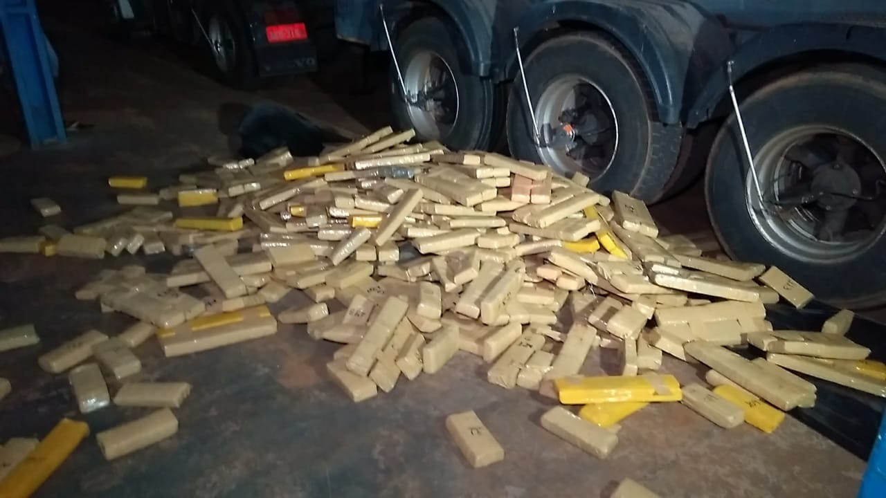 Homem é preso com quase uma tonelada de maconha em caçamba