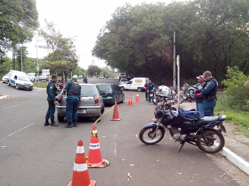 Polícia Militar realiza blitze simultânea e apreende 62 veículos Blitz ocorrida em bairro de Campo Grande (Foto: Polícia Militar/Divulgação)
