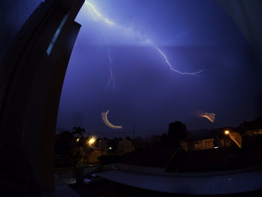 Raios em Campo Grande (MS) durante chuva de sexta-feira (27) (Foto: Gustavo Arakaki)