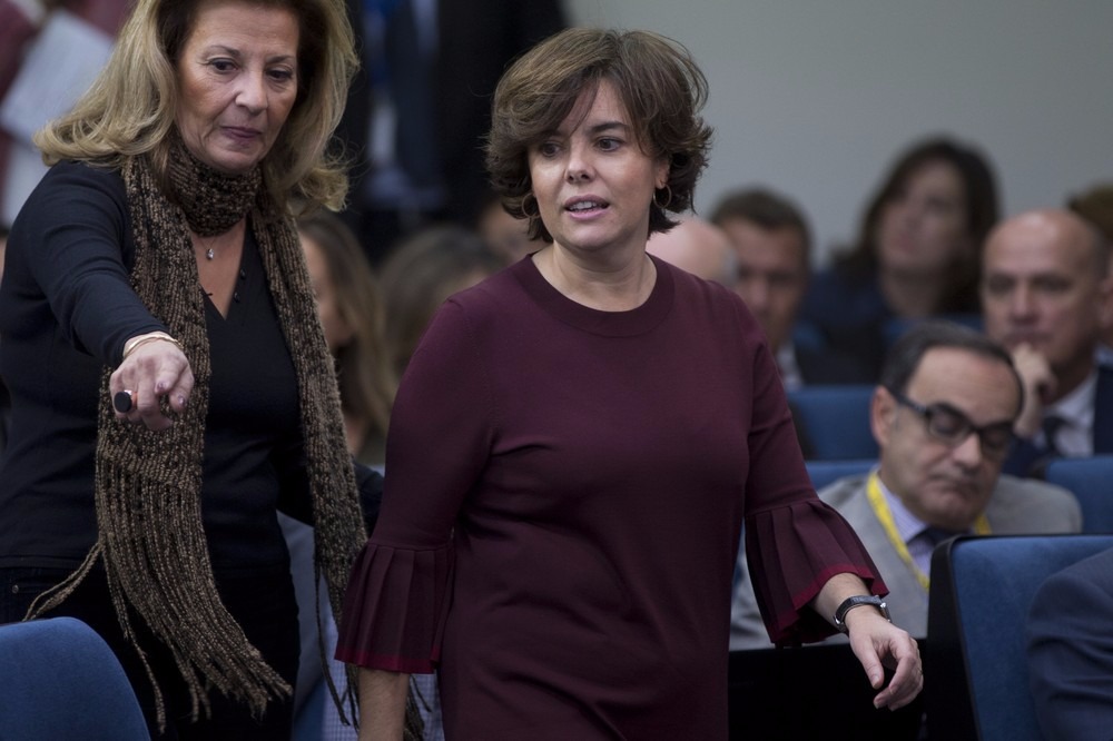 A vice-presidente da Espanha, Soraya Sáenz de Santamaria, chega para coletiva de imprensa do presidente, Mariano Rajoy, no Palácio da Moncloa, em Madri (Foto: AP Photo / Paul White)