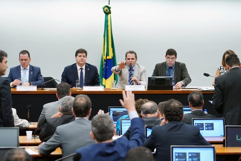 Relator ameniza regra de transição para aposentadoria dos PMs e bombeiros Proposta está na fase de discussão em comissão especial