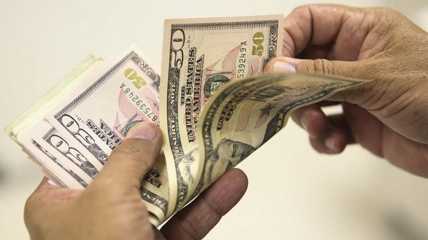 Dólar opera em alta, em dia de cautela no exterior Dólar opera em alta, em dia de cautela no exterior