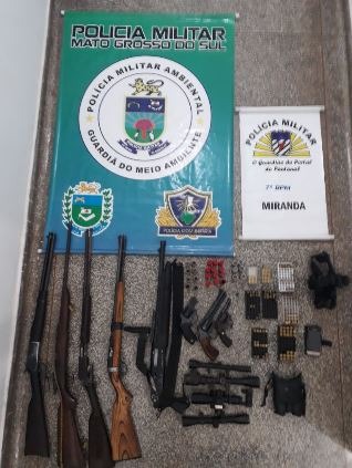 Dupla é presa pela PM com arsenal furtado em fazenda Armas apreendidas durante ação policial. PM/Divulgação