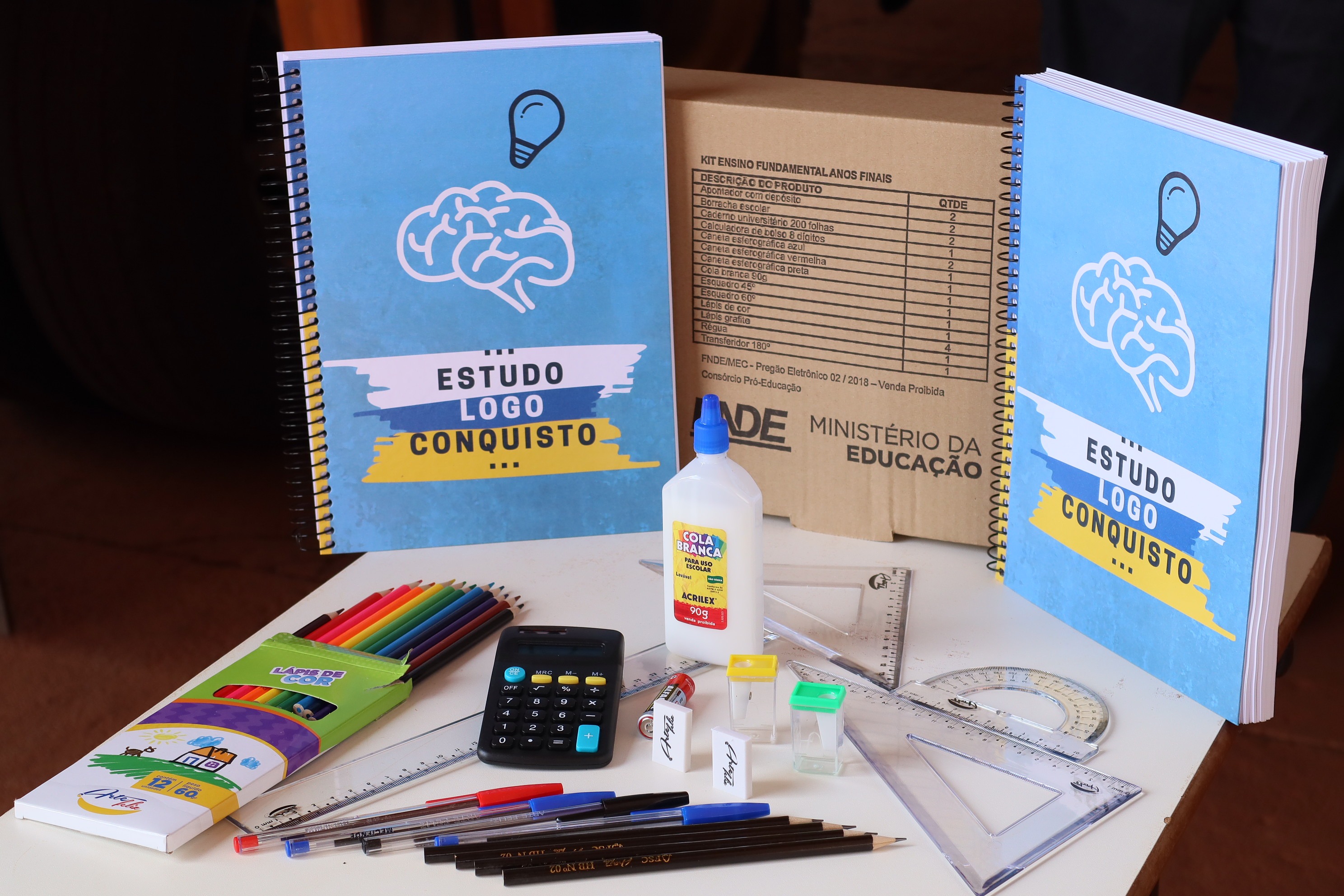 Kits contendo os materiais escolares começam a ser descarregados nesta sexta-feira e vão atender todas as escolas da rede municipal e centros de educação infantil – A. Frota