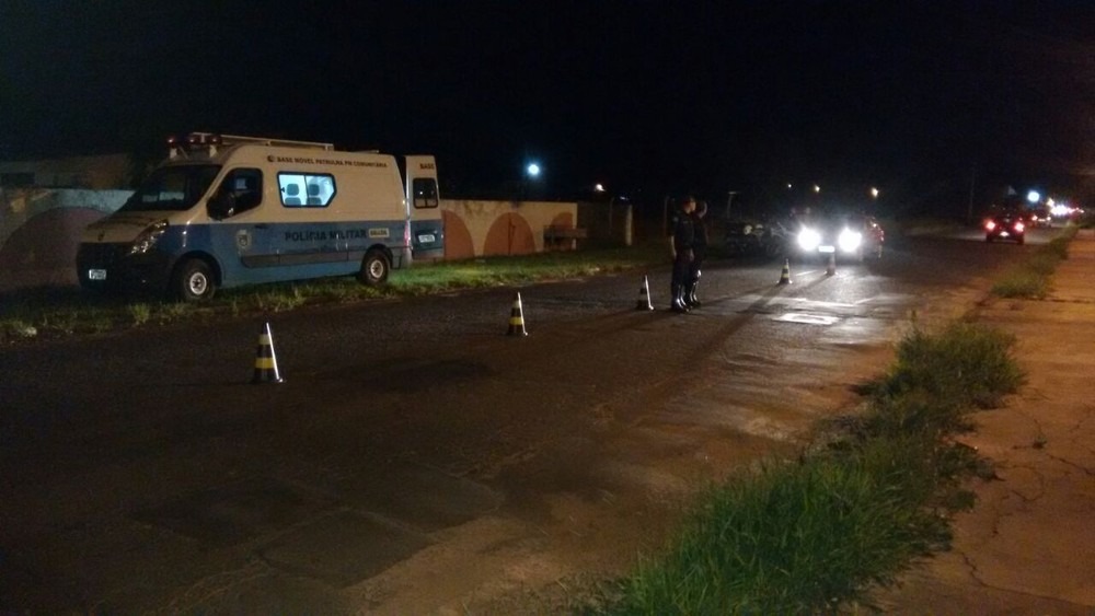 Operação Saturação leva 11 para a delegacia e faz 'varredura' por bairros de Campo Grande Policiais fazem bloqueio para verificar irregularidades envolvendo veículos (Foto: Polícia Militar/Divulgação)