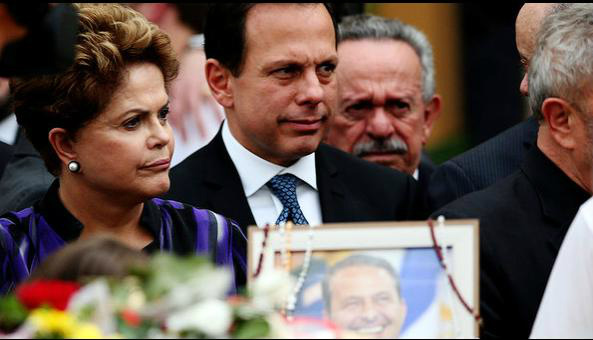 Autoridades chegam ao velório e Dilma é vaiada Presidente Dilma Rousseff ao lado do empresário João Dória Jr. durante o velório de Eduardo Campos no Recife - Fernando Bizerra Jr./EFE
