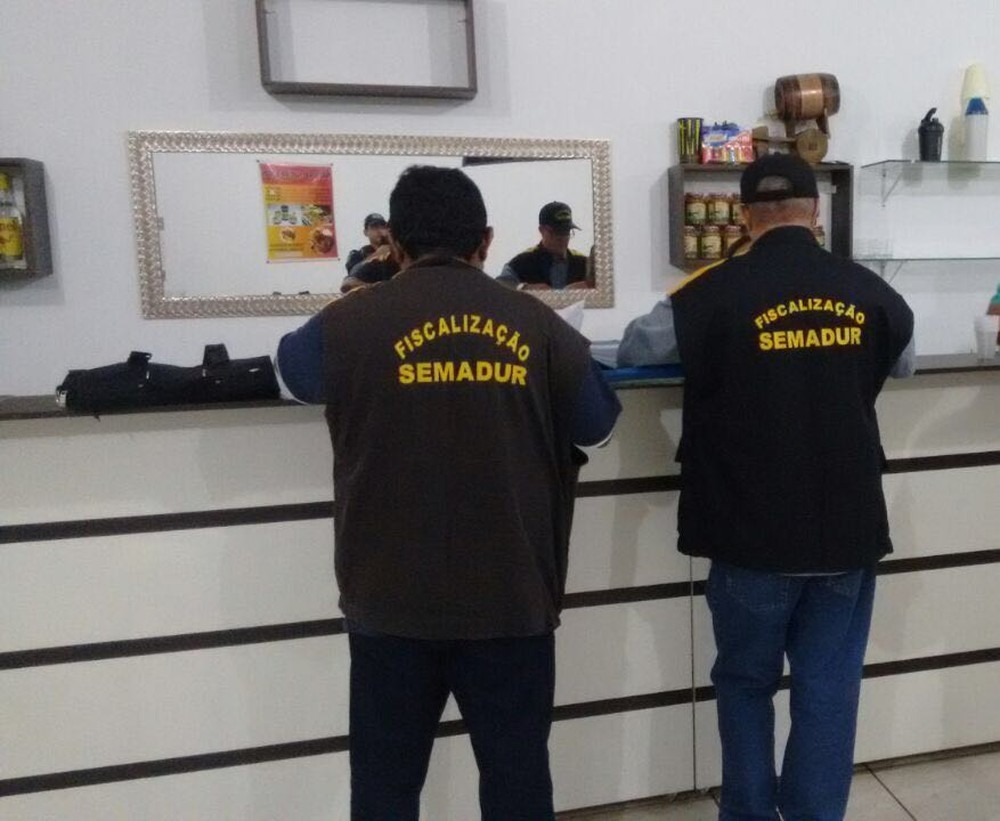 Operação Saturação leva 11 para a delegacia e faz 'varredura' por bairros de Campo Grande Agentes da Secretaria Municipal do Meio Ambiente e Gestão Urbana fiscalizam estabelecimento (Foto: Polícia Militar/Divulgação)