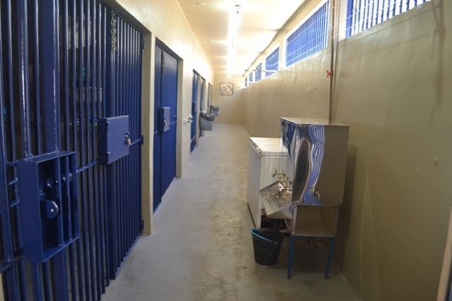 Corredor de acesso às celas do presídio em Caarapó. José Carlos