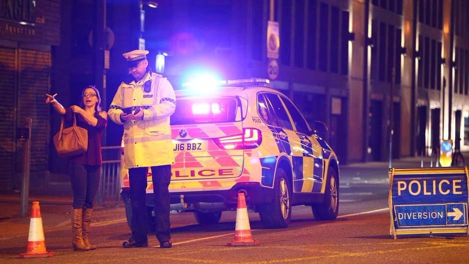 Explosão em show em Manchester deixa mortos, diz polícia britânica A polícia foi acionada após a explosão
Foto: Dave Thompson/Getty / BBCBrasil.com