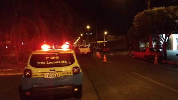 Um é preso e 23 são autuados em blitzes durante a madrugada