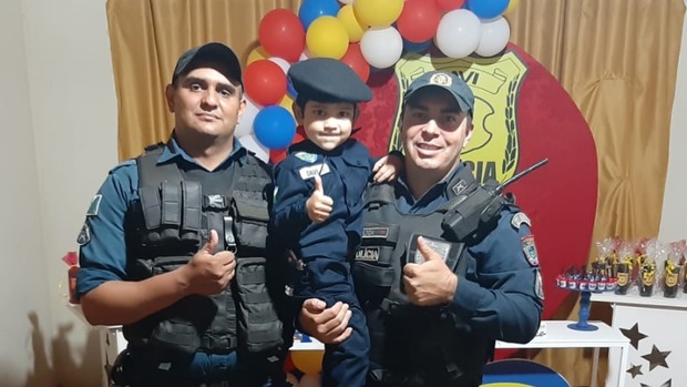 Fã da PM, criança comemora seus 4 anos ao lado de seus heróis Fã da PM, criança comemora seus 4 anos ao lado de seus heróis