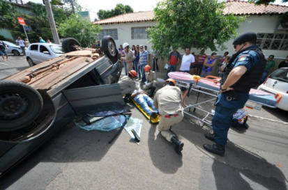 Gol não respeita preferencial e causa capotagem de Uno no Centro Uno capotou e condutor ficou ferido após colisão no Centro (Foto: Marcelo Calazans)
