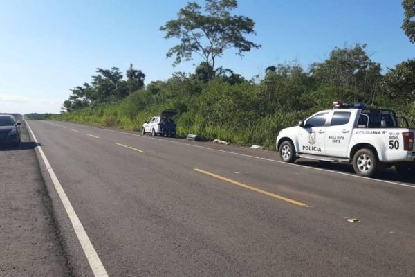 Corpo enrolado em fita é achado em rodovia na fronteira