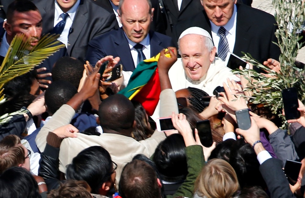 Papa Francisco cumprimenta fiéis em Santa Missa do Domingo de Ramos, na Praça de São Pedro, no Vaticano (Foto: REUTERS/Tony Gentile)
