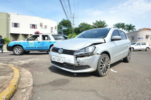 Gol não respeita preferencial e causa capotagem de Uno no Centro Gol também ficou parcialmente destruído após acidente (Foto: Marcelo Calazans)