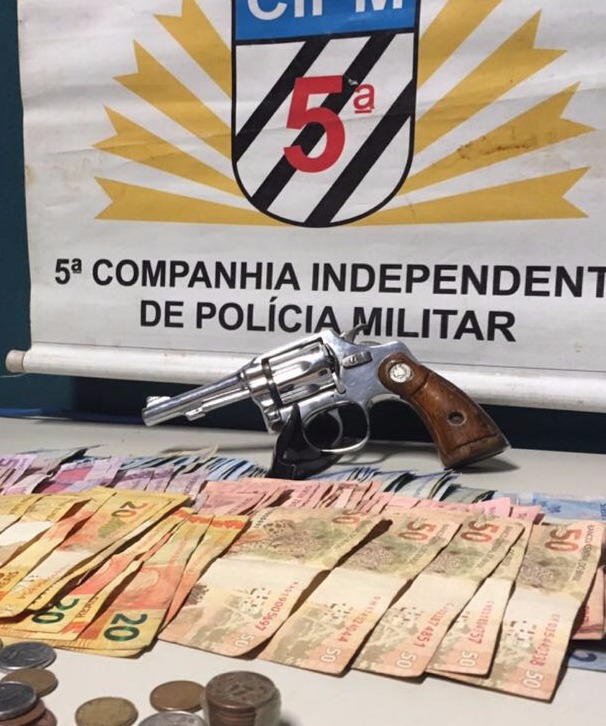 Ladrão é preso após roubar farmácia na Capital Arma utilizada no crime e dinheiro roubado da farmácia. Divulgação