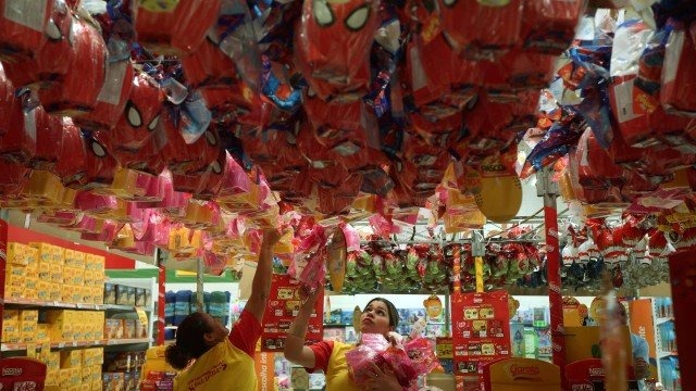 Levando menos. Consumidores devem ficar atentos ao peso para comparar os preços dos produtos 