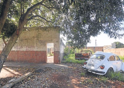 Áreas públicas sem autorização de uso somam mais de 2 mil Imóvel da prefeitura onde deveria funcionar associação está ao léu e serve de ferro-velho - Foto: Álvaro Rezende/ Correio do Estado