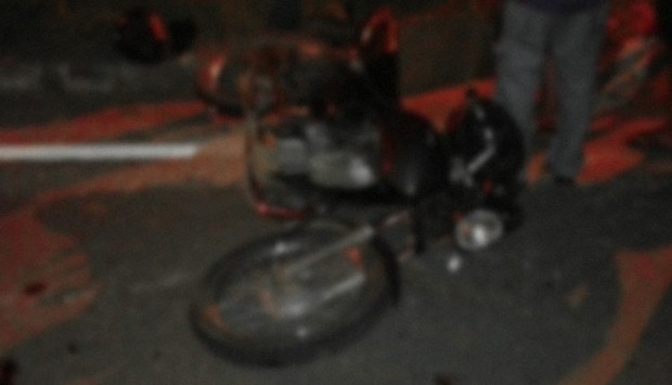 Motociclista bate em caminhão parado, cai e morre após ser atropelado (Imagem ilustrativa)