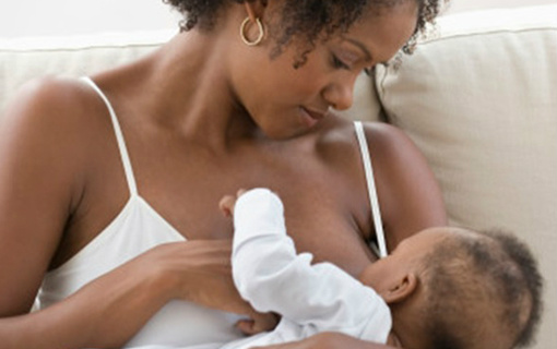 Mães com suspeita ou confirmação de zika devem amamentar normalmente de acordo com OMS