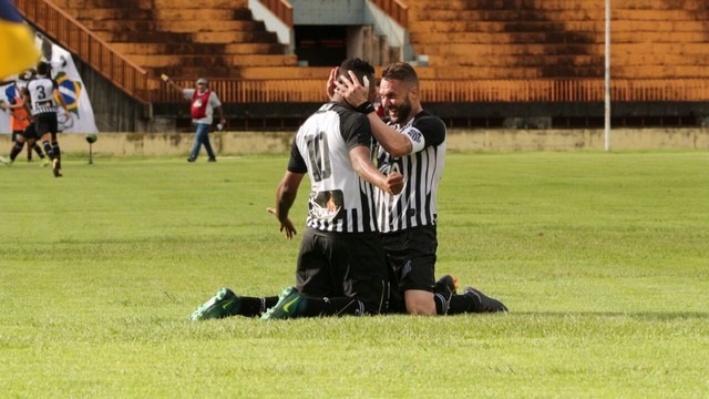 Operário é o primeiro finalista do campeonato estadual Rodrigo Gral e Luiz Miguel comemoram o gol do Galo no primeiro tempo.