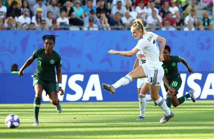 Alemanha vence Nigéria por 3 a 0 e passa às quartas de final Schüller, autora do terceiro gol da Alemanha, na vitória sobre a Nigéria - Denis Balibouse/Reuters