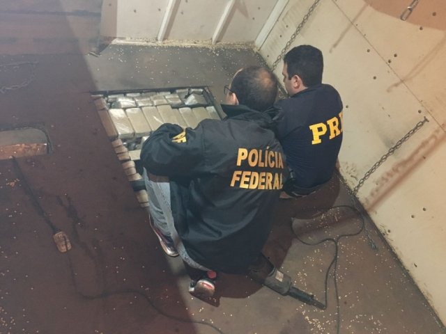 A pasta base de cocaína estava em fundos falsos dos caminhões (Foto: PRF/Divulgação)