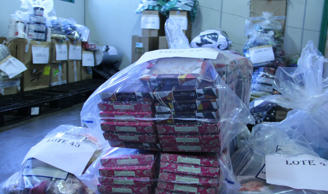 Centenas de produtos novos serão leiloados/ Foto: Chico Ribeiro
