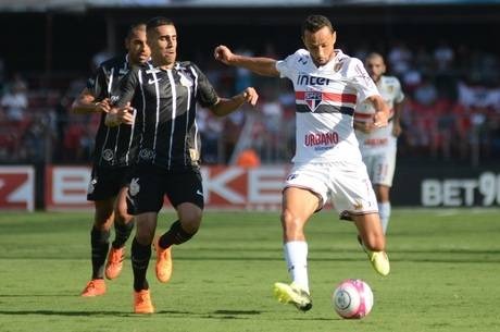 Nenê e Gabriel em jogada no clássico paulista. Antônio Cícero/Agência Estado