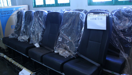 Assentos de vans compõem os lotes/ Foto: Chico Ribeiro
