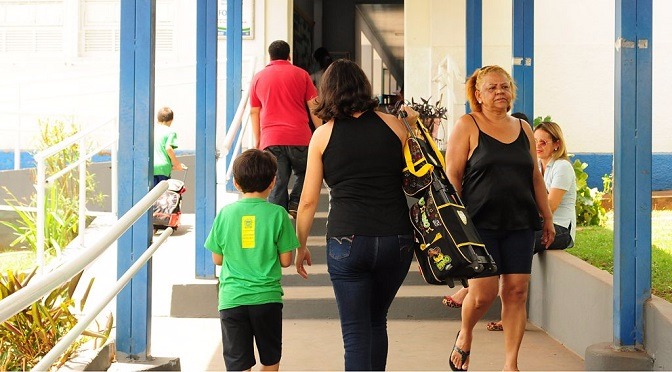 Pais dizem se sentir mais seguros com ronda da PM nas escolas públicas da Capital