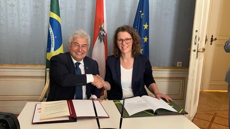 Brasil e Áustria firmam acordo de cooperação tecnológica Os ministros Marcos Pontes e Iris Elisa Rauskala assinam acordo - Divulgação/Ministério da Ciência e Tecnologia