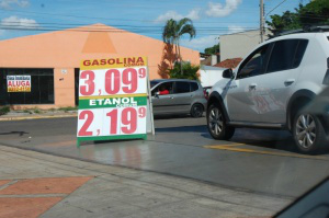 Queda nas vendas e "guerra pelo cliente" derruba preço da gasolina Com os reajustes da gasolina, os postos começaram a faturar menos que o previsto, sendo obrigados a baixar o preço. (Foto: Alessandro Martins)