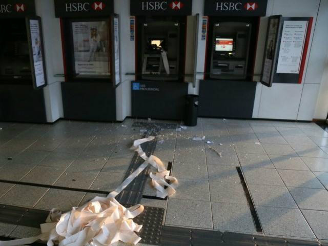 O bandido tentou arrombar o caixa com uma barra de ferro (Foto: Fernando Antunes)