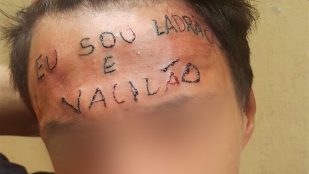 Tatuado com 'ladrão e vacilão' na testa é preso por furtar desodorantes em SP Jovem teve testa tatuada após tentar furtar bicicleta. (Foto: Reprodução)