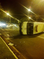 Ambulância do Exército bate em picape e tomba na Duque de Caxias Com o tombamento, o óleo diesel da viatura vazou na pista, com risco de explosão ou incêndio. (Foto: Direto das Ruas)