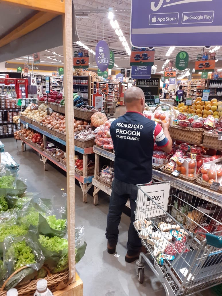 Supermercado é autuado e mais de 26kg de produtos são descartados Agente realizando a fiscalização de mercadorias. Procon MS