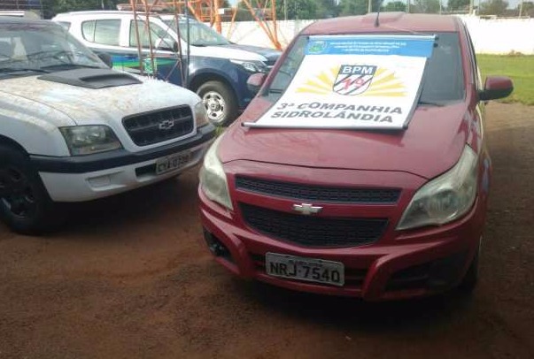 PM prende três pessoas e recupera dois veículos roubados